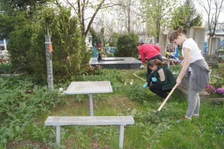 Тбилисские волонтеры провели акцию чистоты на кладбище