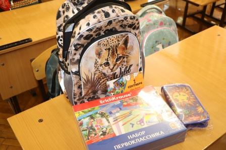 Первоклассникам Тбилисского района вручат более 200 портфелей