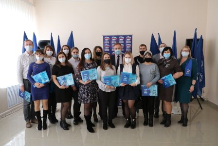 В Тбилисском районе торжественно вручили партбилеты