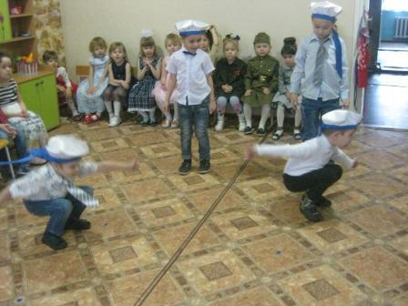 Воспитанники детского сада «Улыбка» поздравили своих пап с праздником