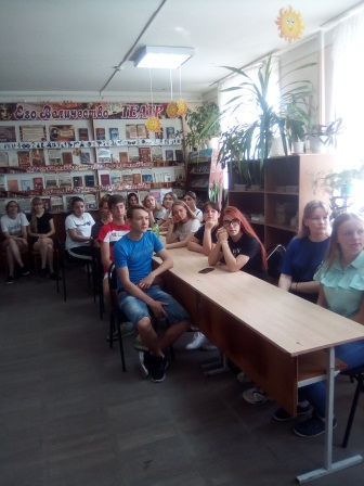 Тбилисским школьникам рассказали историю флага России