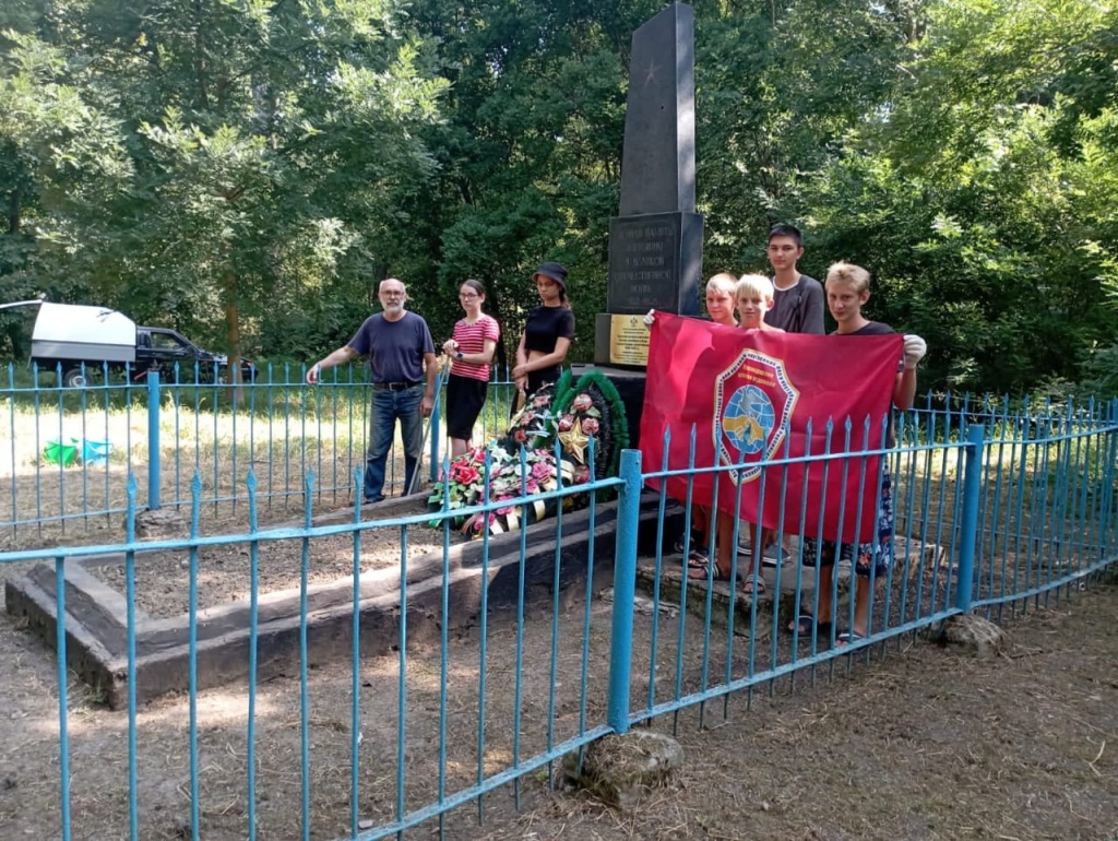 У братской могилы советских солдат сотрудники архива провели мероприятие для школьников