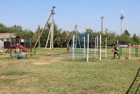 На стадионе в хуторе Северин провели субботник