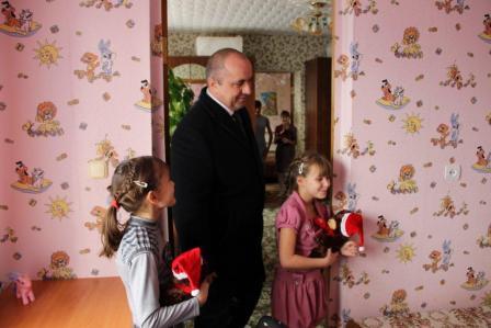 Глава Тбилисского района вручил подарки детям