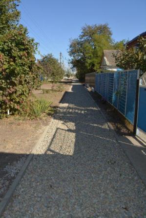 В Шевченко по улице Октябрьской продолжают ремонтировать тротуар