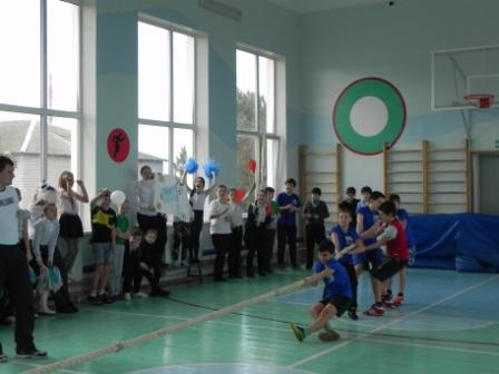 В пятой школе прошли соревнования «Вперед, мальчишки!»