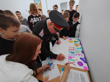 Сегодня 10 февраля 2023 года в казачьей школе № 4 состоялась торжественная церемония открытия Российского движения детей и молодежи «Движение первых».