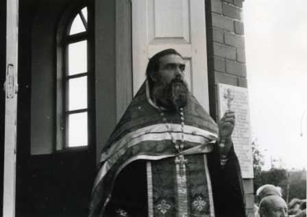 1995 год. Протоиерей Николай Ремизов, настоятель Свято-Покровского храма станицы Тбилисской освящает часовню