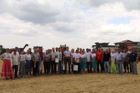 Творческие коллективы Тбилисского района продолжают серию выездных концертов на поля