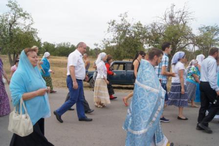 В станице Ловлинской подняли купол нового храма