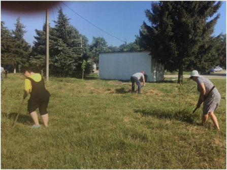 В Ловлинской в сквере переулка Школьного навели порядок