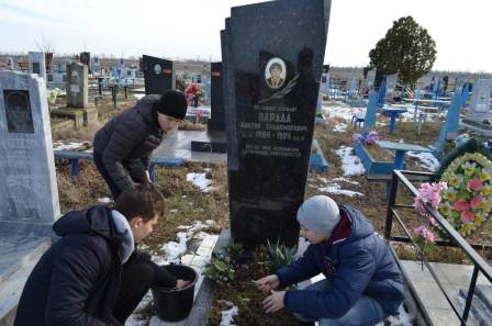Волонтеры ухаживают за могилами