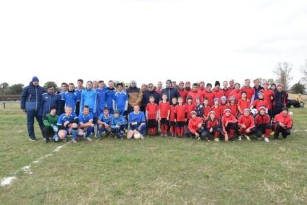 Футбольная команда из станицы Ловлинской получили подарки