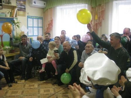 Воспитанники детского сада «Улыбка» поздравили своих пап с праздником