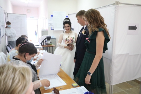 В Тбилисской на выборы пришли жених с невестой