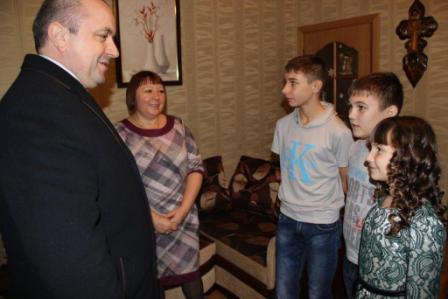 Глава Тбилисского района развозит подарки детям