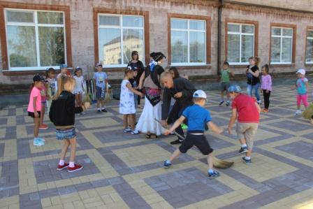 У маленьких тбилисцев весело проходят летние каникулы