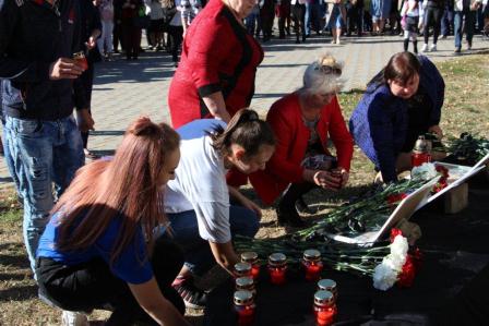 В Тбилисской прошел траурный митинг в память о погибших в Керчи