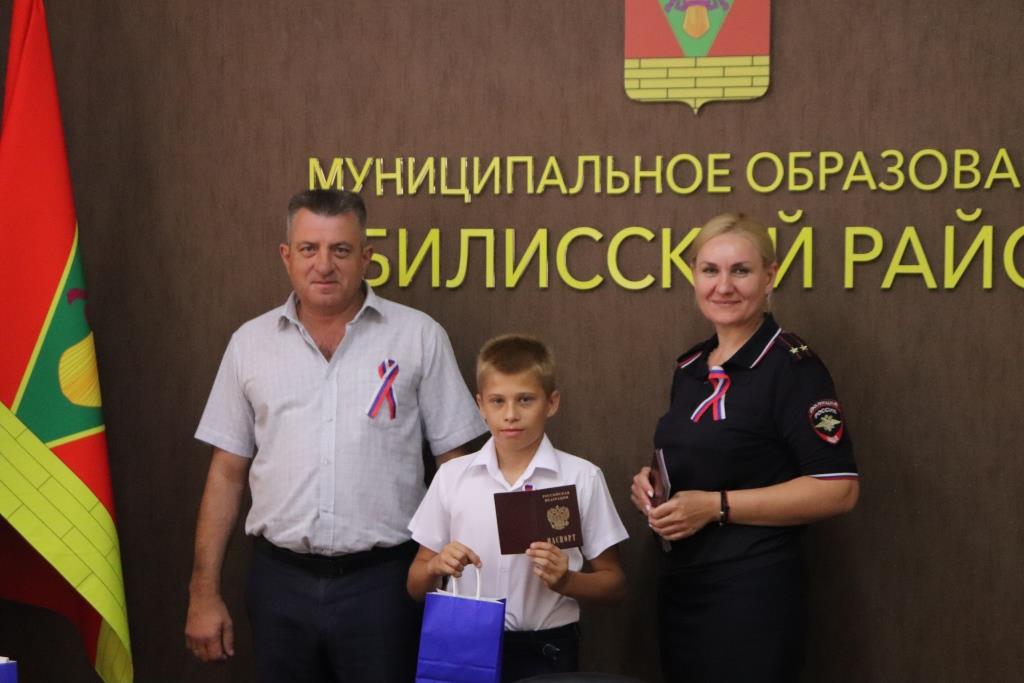 В преддверии Дня флага России юным тбилиссцам вручили паспорта