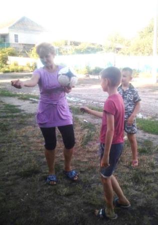 Детская библиотека работает с детьми на детских площадках