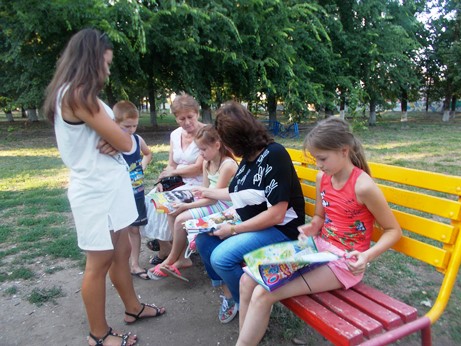 Детская библиотека выходит на детские площадки