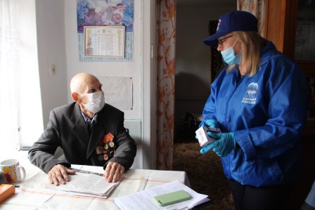 В Тбилисском районе продолжают вручать мобильные телефоны фронтовикам