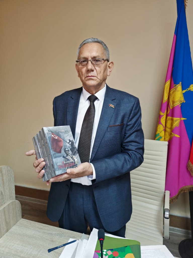 Депутат Совета МО Тбилисский район передал сборники книг Тбилисскому району