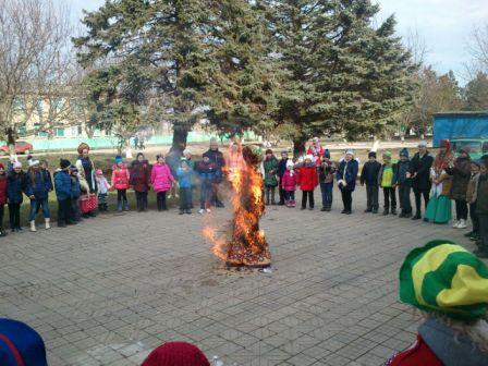 В Ловлинской отмечают Масленицу
