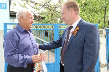 Евгений Ильин поздравляет ветеранов труда