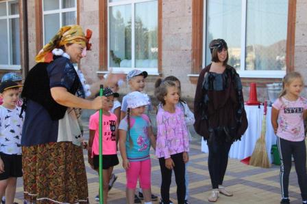 У маленьких тбилисцев весело проходят летние каникулы
