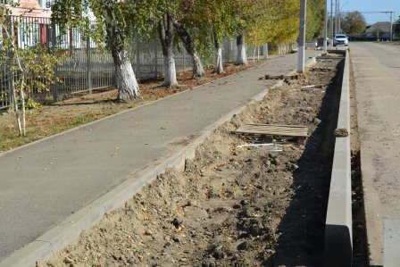 В Ванновском поселении ремонтируют водопроводы, тротуар и парк