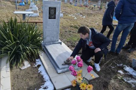 Волонтеры ухаживают за могилами