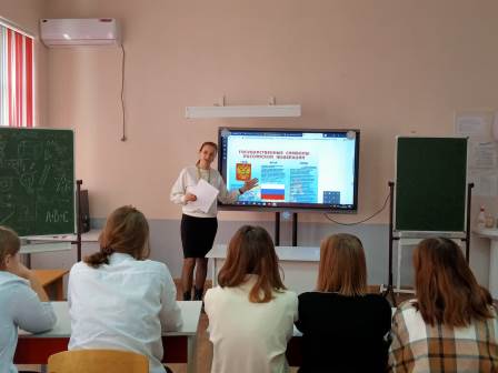 25 декабря - День принятия Федеральных конституционных законов о Государственных символах Российской Федерации