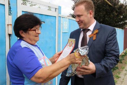 Евгений Ильин поздравляет ветеранов труда