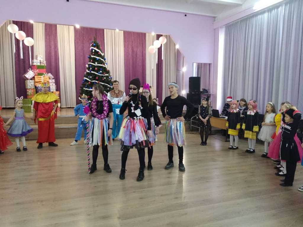 Новогодние мероприятия проходят в школах