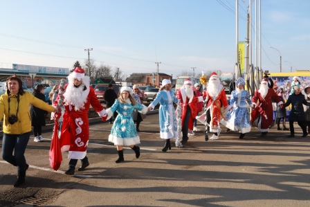 В Тбилисской прошло шоу Дедов Морозов и Снегурочек