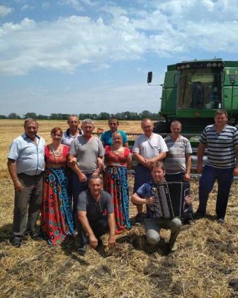 Артисты выступают на полях