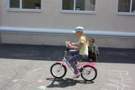 В детском лагере «Солнышко» прошли веселые «Соревнования на колесах»