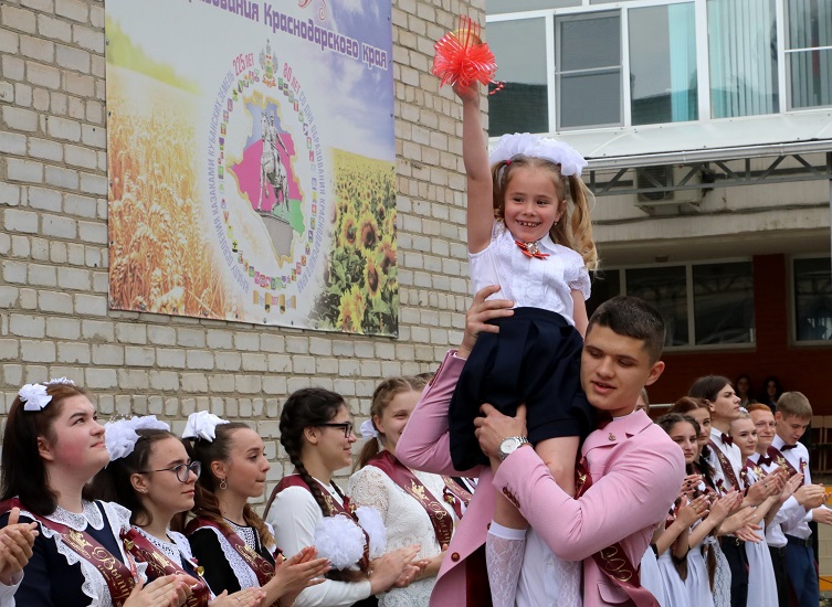 Последний звонок прозвучал для тбилисских выпускников