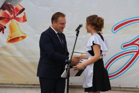 Глава района наградил победительницу конкурса, ученицу 10 класса второй школы Юлию Кондра