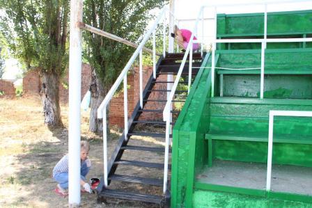 На стадионе в хуторе Северин провели субботник