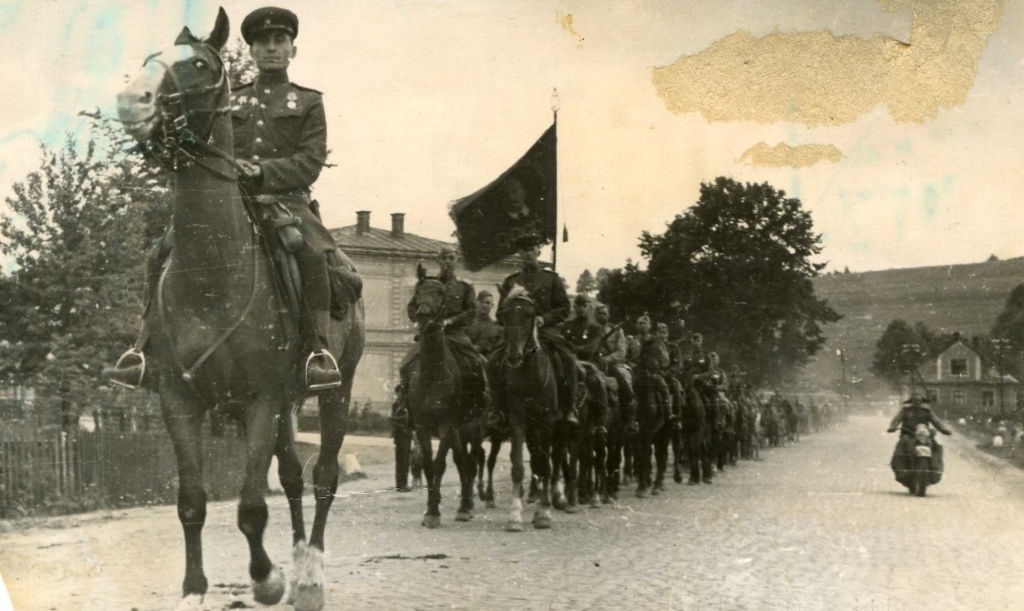 Константин Семенович Епхиев, начальник штаба учебного дивизиона 4-го гвардейского Кубанского казачьего кавалерийского корпуса, во главе колонны казаков Чехословакия 1945 год