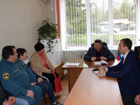 В Нововладимировском поселении прошел выездной прием граждан