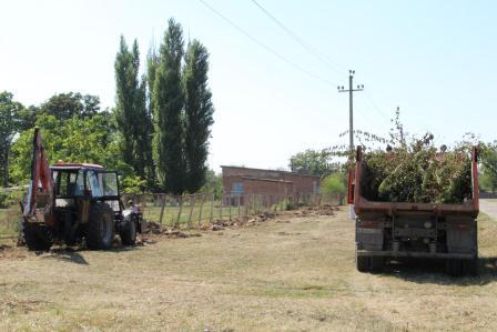 На стадионе в хуторе Северин провели субботник