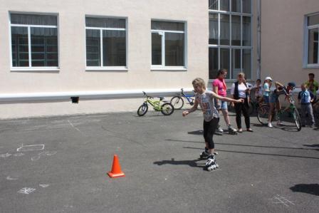 В детском лагере «Солнышко» прошли веселые «Соревнования на колесах»