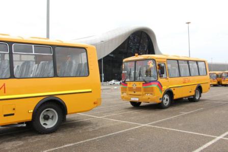 В трех школах Тбилисского района появились новые школьные автобусы