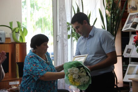 В читальном зале центральной районной библиотеки состоялась презентация сборника «Люди, спешите делать добро». 