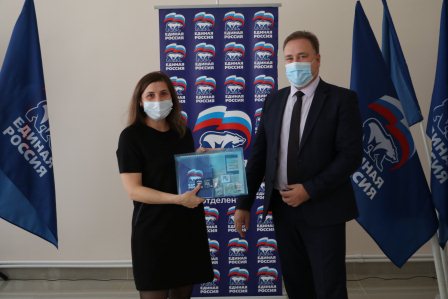 В Тбилисском районе торжественно вручили партбилеты