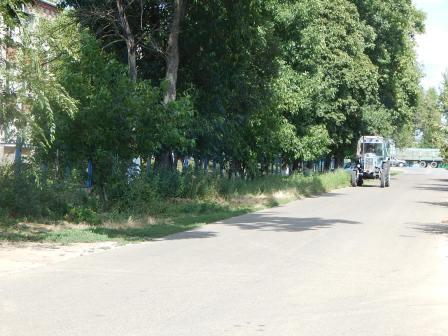 В Тбилисской продолжают бороться с сорной растительностью