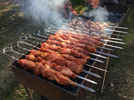 Фестиваль шашлыка проходит в Тбилисской